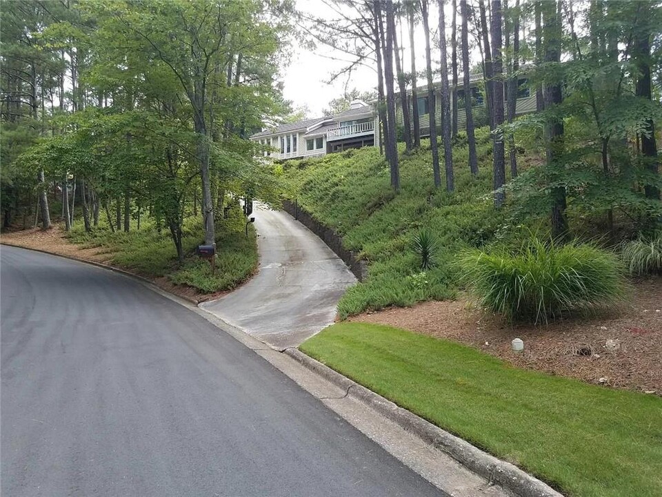 8805 N Mt Dr in Alpharetta, GA - Building Photo