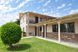 Royal Oakdale Apartments in El Cajon, CA - Building Photo - Building Photo