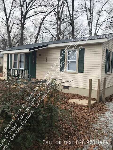 108 Nello Ave in East Flat Rock, NC - Building Photo - Building Photo