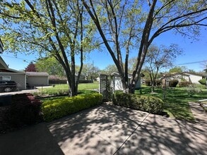 6284 Woodsdale Dr in Grand Blanc, MI - Building Photo - Building Photo