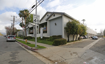 Fairmont Apartments in Canoga Park, CA - Foto de edificio - Building Photo