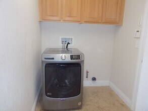 8317 W Jeremiahs Lodge Ave in Las Vegas, NV - Foto de edificio - Building Photo