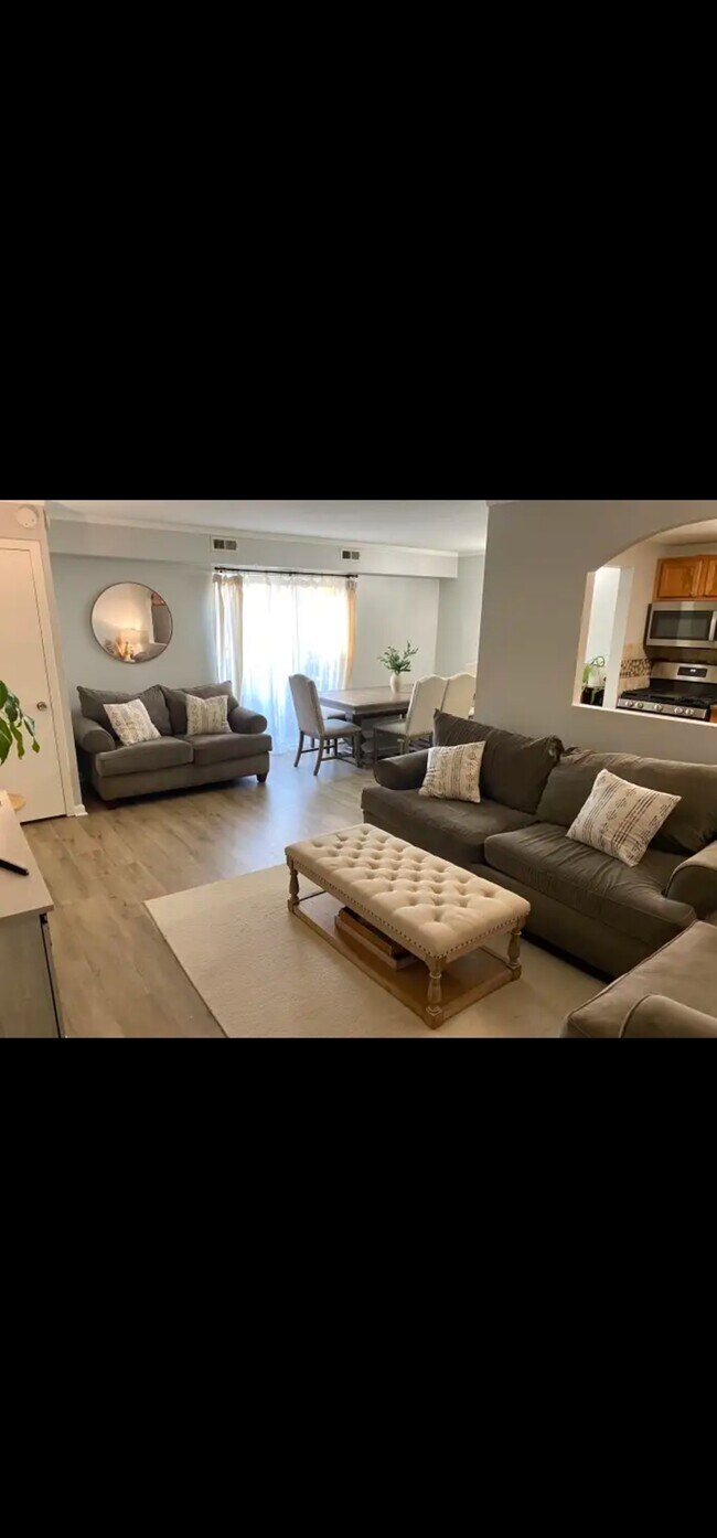 1460 Fairlane Dr, Unit 513 in Schaumburg, IL - Building Photo - Building Photo