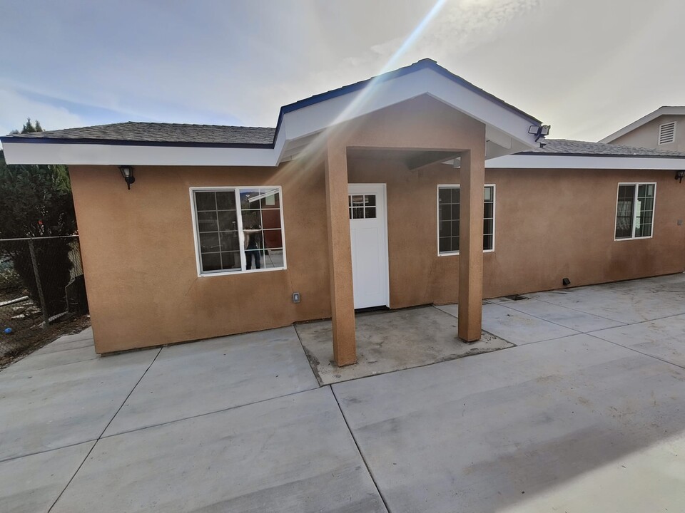 1473 W Temple St in San Bernardino, CA - Building Photo