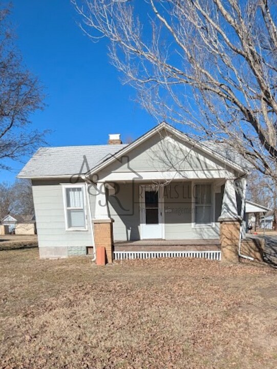 206 W 1st St in Frontenac, KS - Building Photo
