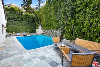 1655 N Crescent Heights Blvd in Los Angeles, CA - Building Photo - Building Photo