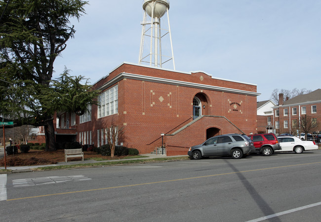 Dallas High School Apartments in Dallas, NC - Foto de edificio - Building Photo