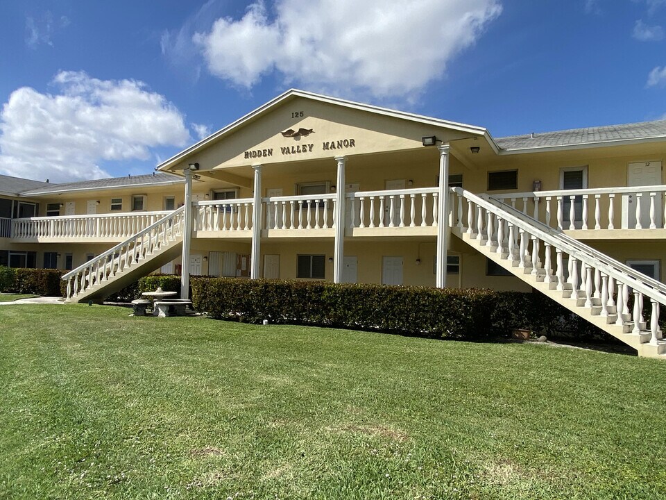 125 W Hidden Valley Blvd in Boca Raton, FL - Building Photo