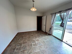 293 Sowell Dr in Shady Cove, OR - Building Photo - Building Photo