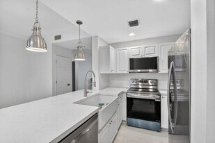 695 Hibiscus St in West Palm Beach, FL - Building Photo