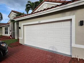 1585 SW 191st Ave in Pembroke Pines, FL - Building Photo - Building Photo