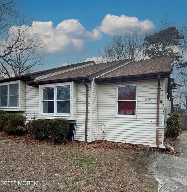 property at 105 W Winged Foot Ct