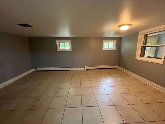 33 W 29th St, Unit A basement in Bayonne, NJ - Building Photo - Building Photo