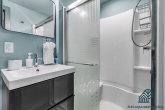 36 E Utica St in Buffalo, NY - Foto de edificio - Building Photo