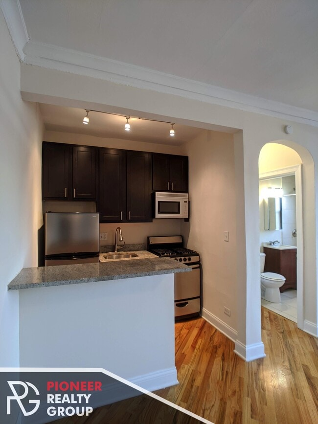 4616 N Paulina St, Unit 411
