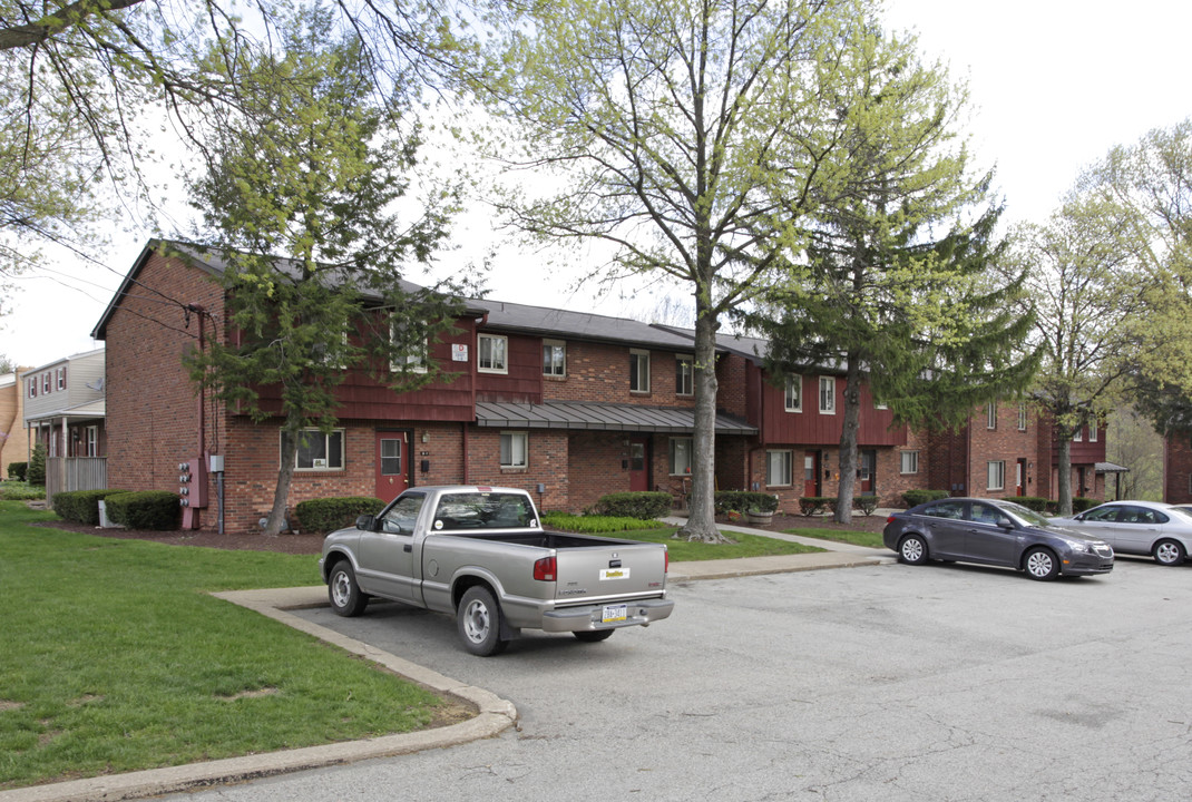 Ridgewood Court in Pittsburgh, PA - Building Photo