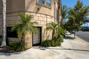 4854 Laurel Canyon Blvd in Valley Village, CA - Foto de edificio - Building Photo