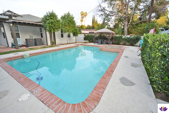 5953 Hillview Park Ave, Unit A in Van Nuys, CA - Foto de edificio - Building Photo
