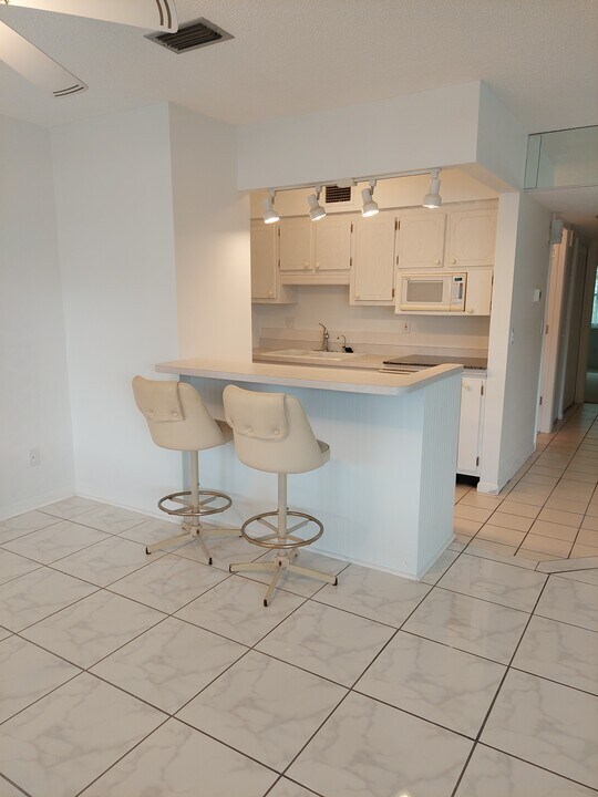 1235 S Highland Ave, Unit Apt D308 in Clearwater, FL - Foto de edificio
