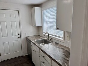 8214 SE Washington St in Portland, OR - Building Photo - Building Photo