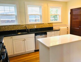 2 Raymond St in Lexington, MA - Building Photo - Building Photo