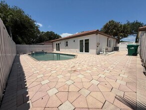 9130 NW 193rd St in Hialeah, FL - Building Photo - Building Photo