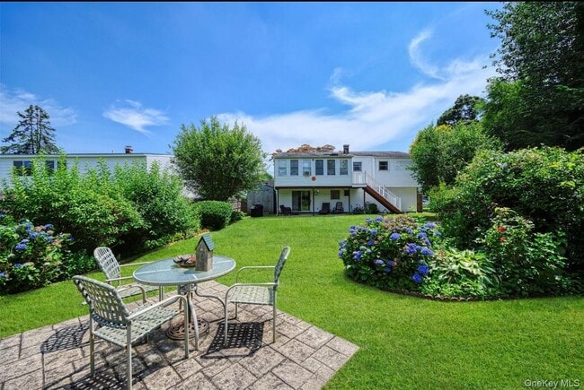 27 Douglass St in Brentwood, NY - Building Photo - Building Photo