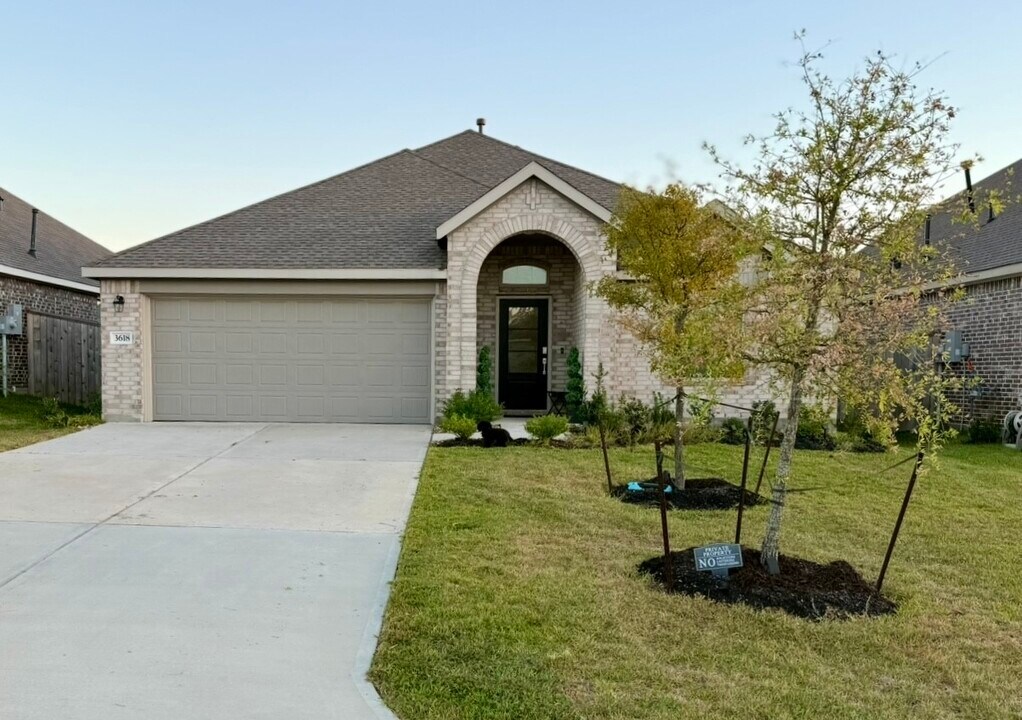 3618 Oakvale Dr in Conroe, TX - Building Photo