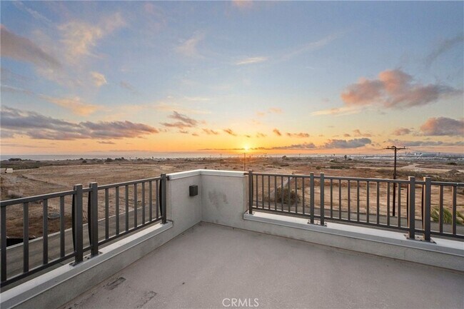1068 Hampton Dr in Costa Mesa, CA - Foto de edificio - Building Photo