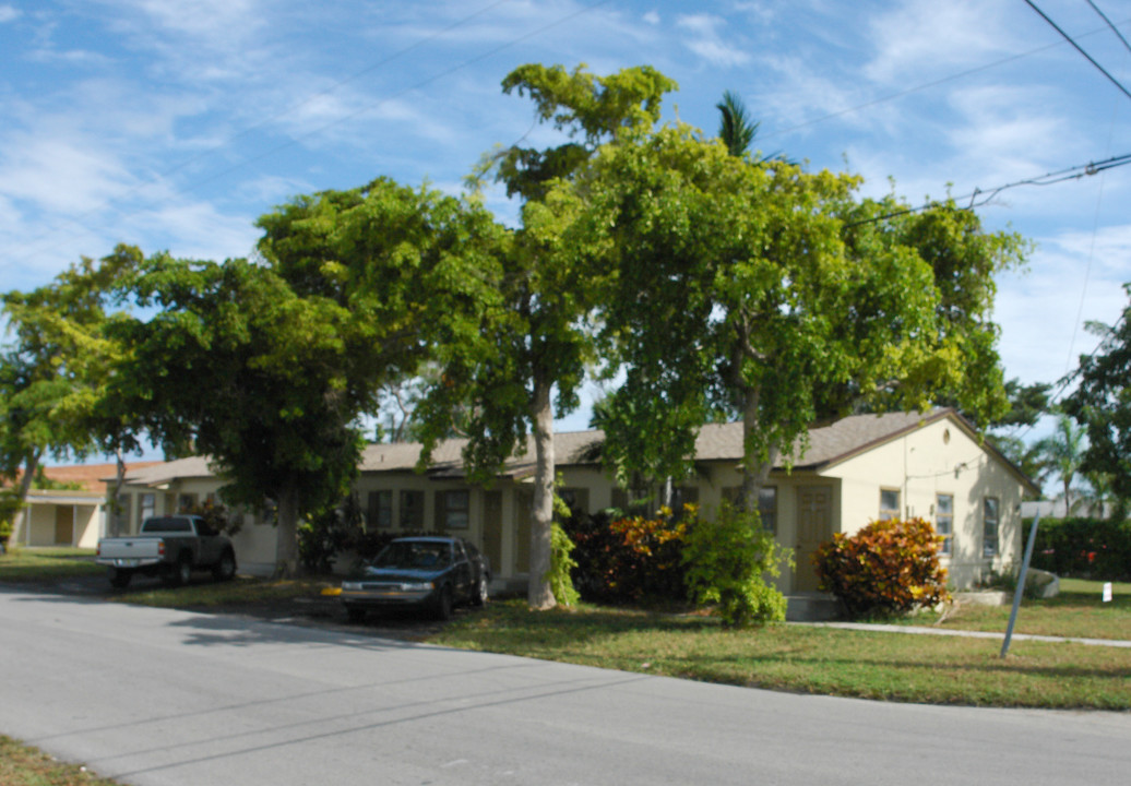 309-317 NE 2nd St in Hallandale Beach, FL - Building Photo