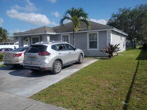 1902 NW 83rd St in Miami, FL - Foto de edificio - Building Photo