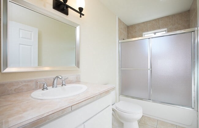 11602 Lull St, Unit Duplex in Los Angeles, CA - Building Photo - Building Photo