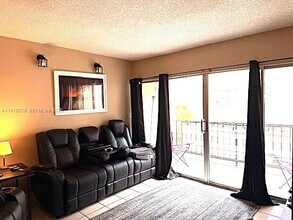 8889 Fontainebleau Blvd in Miami, FL - Building Photo - Building Photo