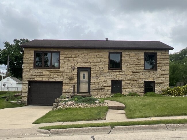 3428 Dove St in Dubuque, IA - Building Photo - Building Photo