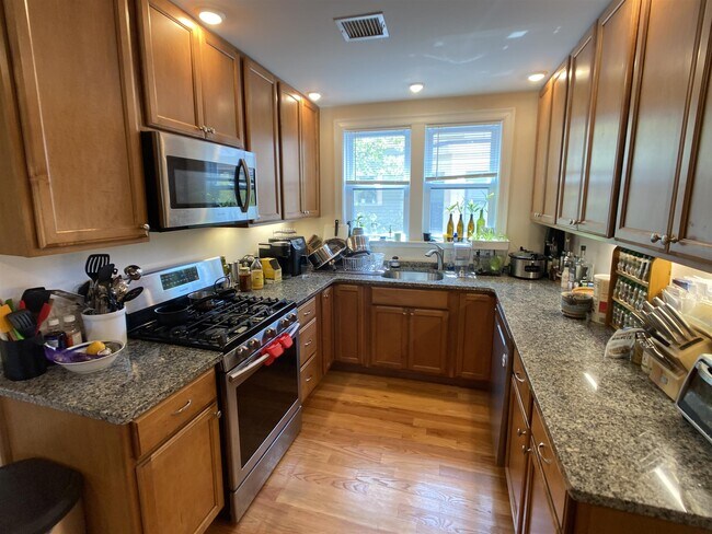 67 Temple St in Somerville, MA - Foto de edificio - Building Photo