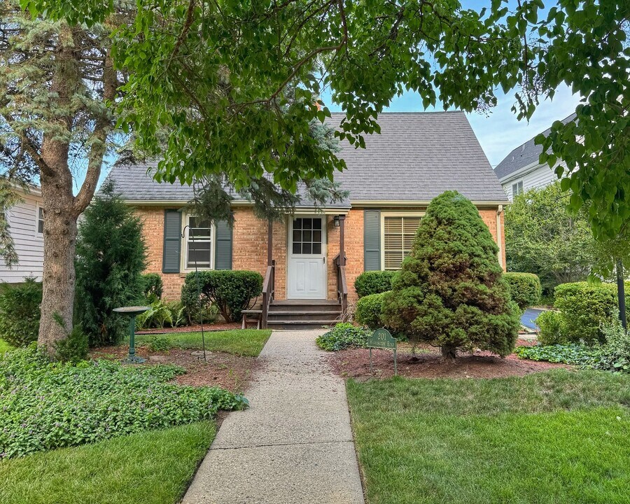 201 Washington Rd in Lake Forest, IL - Building Photo