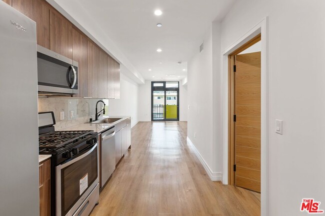 1525 N Hobart Blvd in Los Angeles, CA - Building Photo - Building Photo