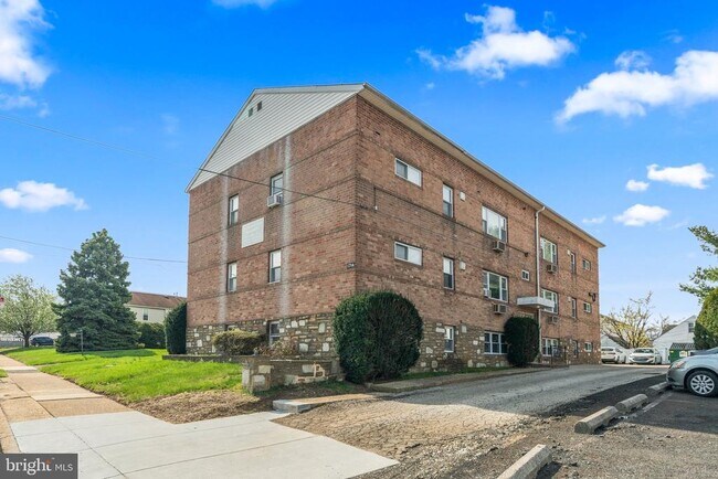 1714 Rhawn St in Philadelphia, PA - Foto de edificio - Building Photo