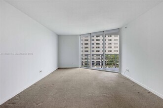 335 S Biscayne Blvd, Unit 1004 in Miami, FL - Building Photo - Building Photo