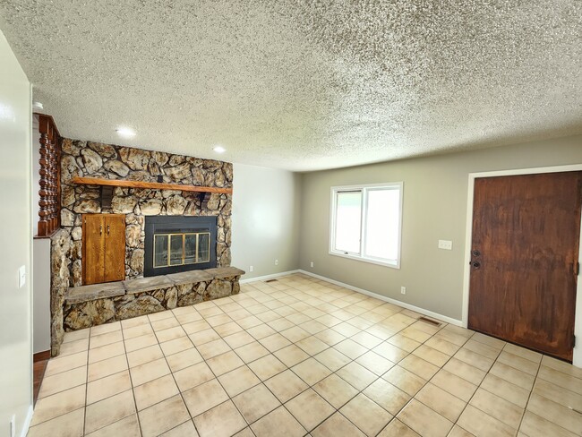 1705 Avenue G in Dodge City, KS - Building Photo - Building Photo