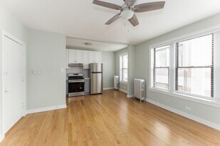 435 W Surf St, Unit 432-207 in Chicago, IL - Building Photo