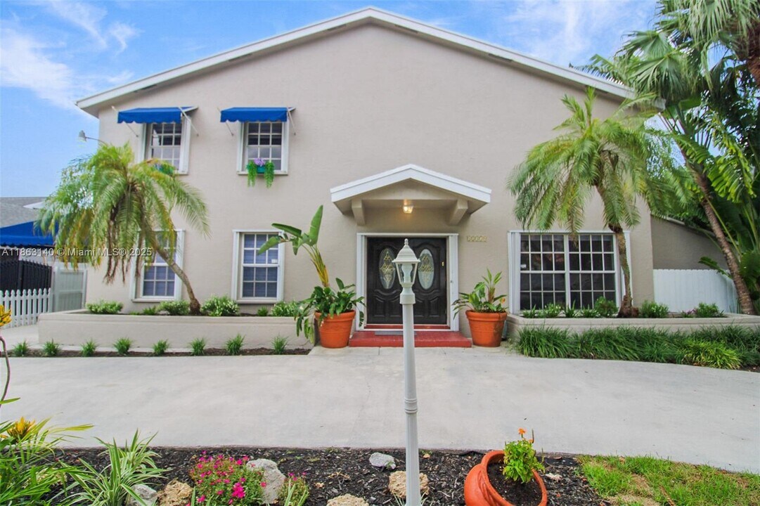 12370 SW 96th St in Miami, FL - Building Photo