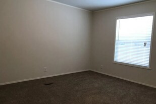 412 Deerfield Ln in Columbus, MI - Building Photo