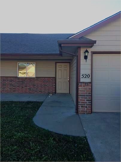 520 Stonemont Dr in Manhattan, KS - Building Photo
