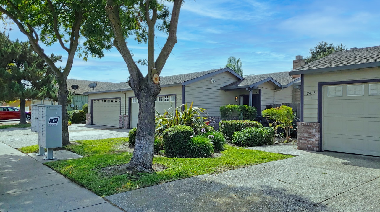 Emerald Pointe Townhomes in Stockton, CA - Building Photo