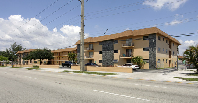 Marland Apartments in Opa Locka, FL - Foto de edificio - Building Photo