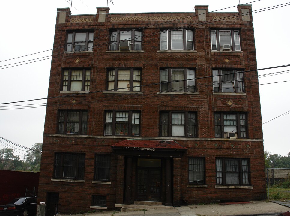 165 Bruce Ave in Yonkers, NY - Building Photo