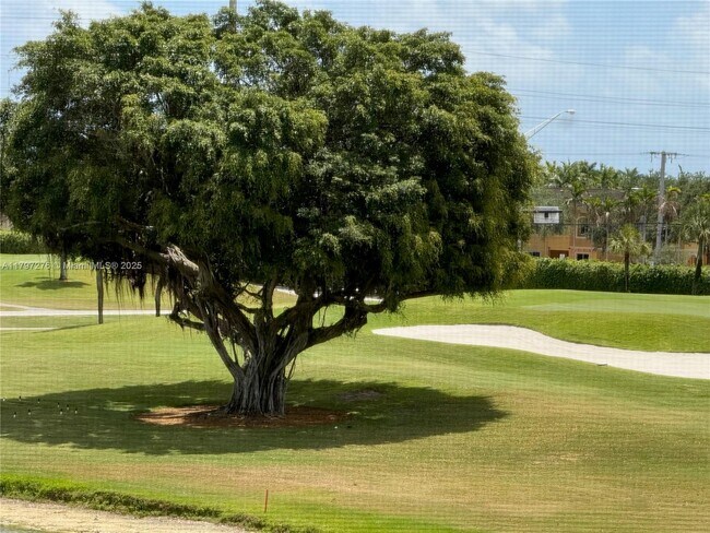 9320 S Hollybrook Lake Dr in Pembroke Pines, FL - Foto de edificio - Building Photo