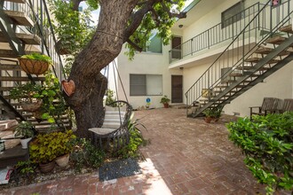 2309 5th St &amp; 2310 6th St Apartments in Santa Monica, CA - Foto de edificio - Building Photo