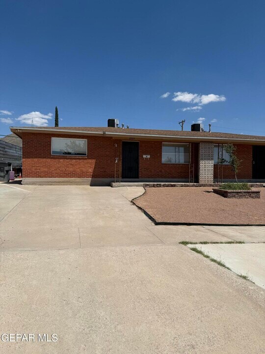 2703 McKinley Ave in El Paso, TX - Building Photo
